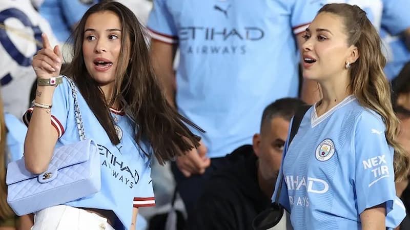 Chân dung Haaland và bạn gái Johansen bên chiếc cúp vô địch Ngoại hạng Anh