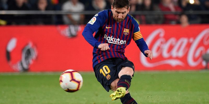 Hướng dẫn cách sút bóng xoáy kèm theo ưu điểm&nbsp;