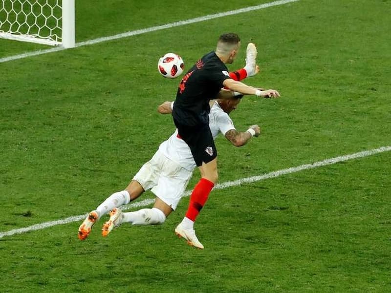 Lỗi phạt gián tiếp có nguy cơ đe dọa khung thành rất lớn nếu không may phạm phải